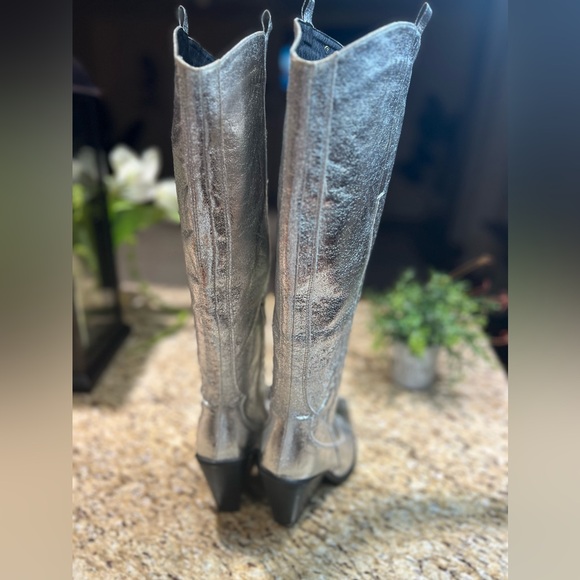 PrettyLittleThing SILVER METALLIC WESTERN POINTED WEDGE HEELED KNEE BOOTS 9 - Picture 14 of 14